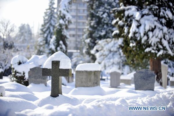 Snow covers the gravestones in Geneva, Switzerland, Dec. 2, 2010. Weather turned fine in Geneva on Thursday after the continuous snowfall. [Xinhua/Yu Yang]