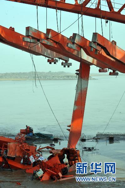 Two people died and nine others were injured when a crane collapsed at a construction site in east China's Zhejiang Province early Friday. The accident happened at 3:30 a.m. at the construction site of a bridge designed to link Jiaxing and Shaoxing cities across the Hangzhou Bay. 