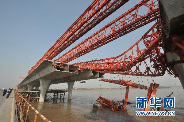 Two people died and nine others were injured when a crane collapsed at a construction site in east China's Zhejiang Province early Friday. The accident happened at 3:30 a.m. at the construction site of a bridge designed to link Jiaxing and Shaoxing cities across the Hangzhou Bay. 