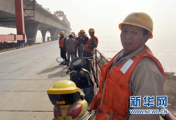 Two people died and nine others were injured when a crane collapsed at a construction site in east China's Zhejiang Province early Friday. The accident happened at 3:30 a.m. at the construction site of a bridge designed to link Jiaxing and Shaoxing cities across the Hangzhou Bay. 