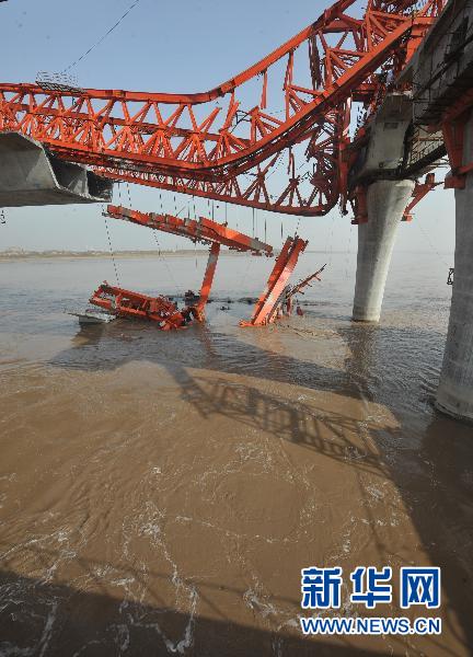 Two people died and nine others were injured when a crane collapsed at a construction site in east China's Zhejiang Province early Friday. The accident happened at 3:30 a.m. at the construction site of a bridge designed to link Jiaxing and Shaoxing cities across the Hangzhou Bay. 