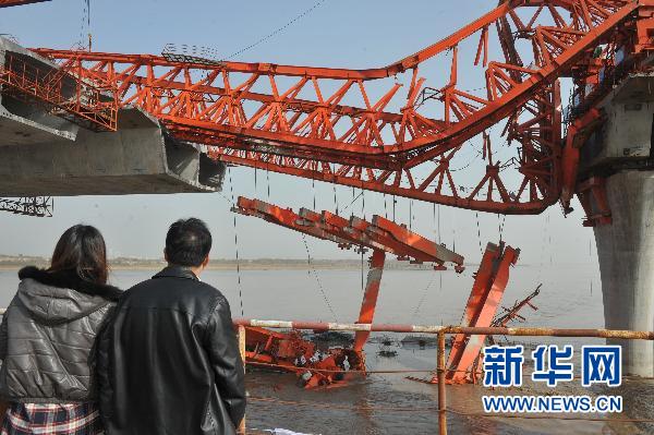 Two people died and nine others were injured when a crane collapsed at a construction site in east China's Zhejiang Province early Friday. The accident happened at 3:30 a.m. at the construction site of a bridge designed to link Jiaxing and Shaoxing cities across the Hangzhou Bay. 