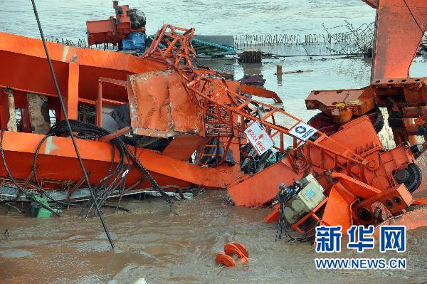 Two people died and nine others were injured when a crane collapsed at a construction site in east China's Zhejiang Province early Friday. The accident happened at 3:30 a.m. at the construction site of a bridge designed to link Jiaxing and Shaoxing cities across the Hangzhou Bay. 