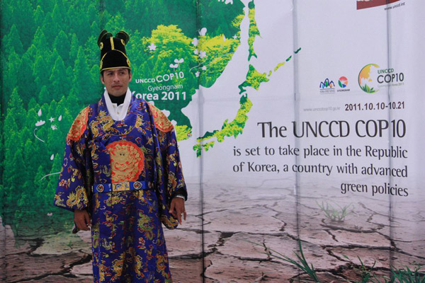 The Republic of Korea holds a photo-taking session, where Cancun climate talk participants can wear a Korean wedding costume for photos, to promote the United Nations Convention to Combat Desertification COP10 to be held in South Korea next year. [Photo by Wu Chong/chinadaily.com.cn]