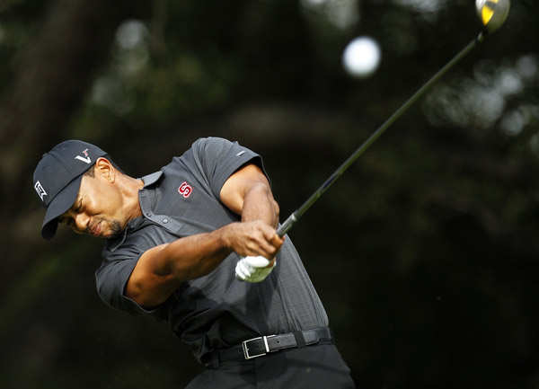 Tiger Woods tees off on the sixth hole during the second round of the Chevron World Challenge golf tournament in Thousand Oaks, California, December 3, 2010. [Xinhua/Reuters Photo]