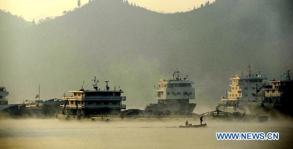 Photo taken on Dec. 4, 2010 shows the scenery of Yangtze River enveloped in fog at dawn in Yichang City, central China's Hubei province. [Xinhua/Liu Shusong]