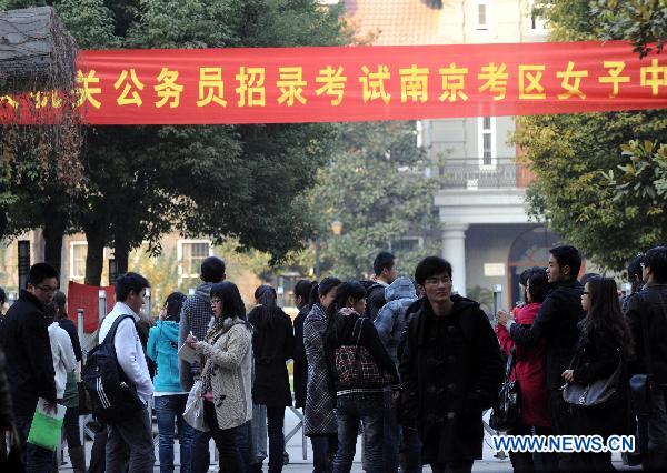 Participants wait to enter the examination site before the first section of the annual national examination to select public servants in Nanjing, capital of east China&apos;s Jiangsu Province, Dec. 5, 2010. Over 1.4 million people across China sit in the country&apos;s national examination on Sunday. [Xinhua]