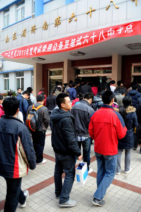 Examinees go to take the examination in Jinan, capital of east China&apos;s Shandong Province, Dec 5, 2010. The annual examination for selecting national public servants was held in China Sunday. [Xinhua] 