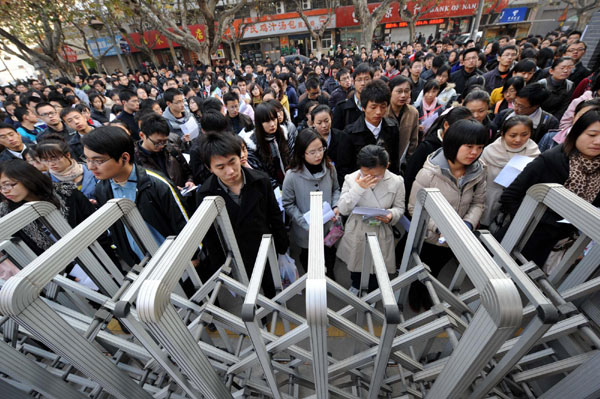 Participants wait to enter the examination site in Nanjing, capital of East China&apos;s Jiangsu Province, Dec 5, 2010.[Xinhua]