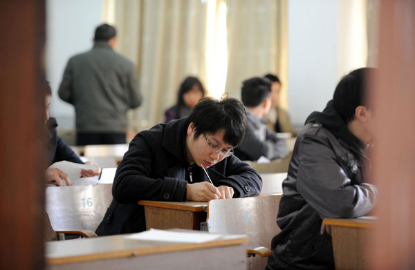 Applicants attend the public servant recruitment exam at Zhejiang University, Dec 5, 2010.[Xinhua]