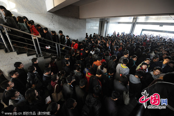 Examinees go to take the examination in Hefei, capital of southeast China&apos;s Anhui Province, Dec 5, 2010. The annual examination for selecting national public servants was held in China Sunday. [Xinhua] 