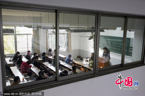 Applicants attend the public servant recruitment exam at Zhejiang University, Dec 5, 2010.[Xinhua]