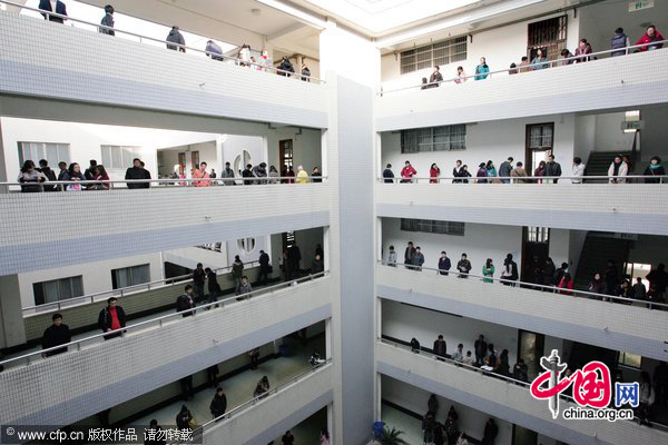 Participants wait to enter the examination room in Hangzhou, capital of southeast China&apos;s Zhejiang Province, Dec 5, 2010.[Xinhua]