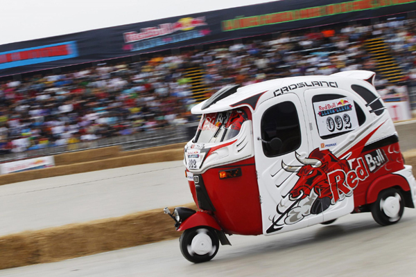 A three-wheeled taxi vehicle, or &apos;mototaxi&apos;, negotiates the course during a race against the clock on the outskirts of Lima, Peru Dec 5, 2010. [China Daily/Agencies]