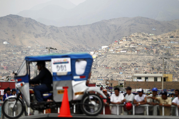 Shantytown houses are seen during a three-wheeled taxi vehicle race against the clock on the outskirts of Lima, Peru Dec 5, 2010. [China Daily/Agencies]
