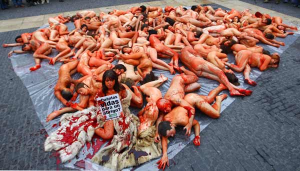 Activists from Anima Naturalis protest against the use of fur in Plaza Sant Jaume, central Barcelona, December 5, 2010. Placard reads: &apos;How many lives just for a coat?&apos;. [Xinhua/Reuters]