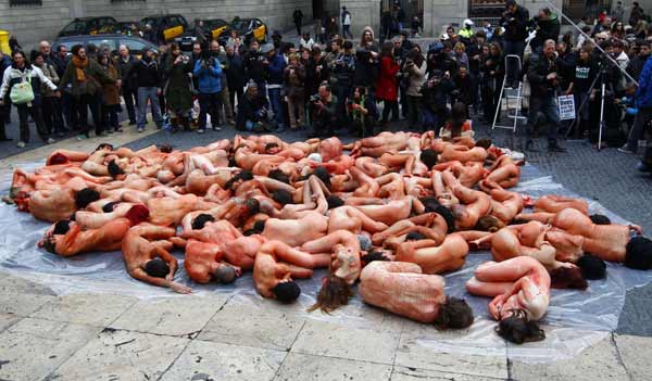 Activists from Anima Naturalis protest against the use of fur in Plaza Sant Jaume, central Barcelona December 5, 2010 . [Xinhua/Reuters]