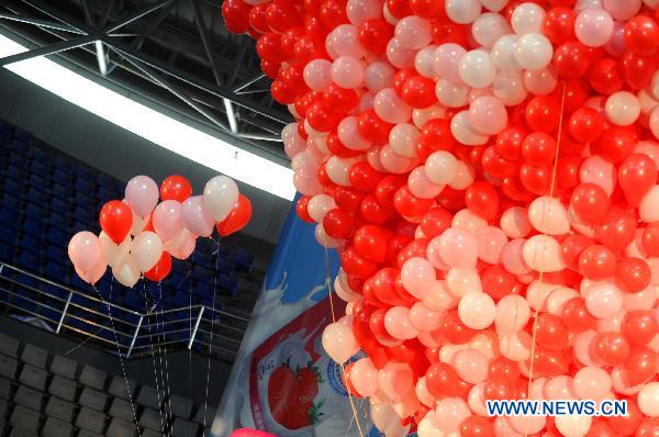 Photo taken on Dec. 5, 2010 shows parts of the helium balloon cluster that breaks the Guinness world record for the largest helium balloon cluster in Hangzhou, capital of east China&apos;s Zhejiang Province. The helium balloon cluster consisted of 20,000 helium balloons. [Xinhua]