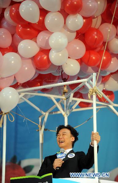 The organizer stands in the nacelle of the helium balloon cluster that breaks the Guinness world record for the largest helium balloon cluster in Hangzhou, capital of east China&apos;s Zhejiang Province, Dec. 5, 2010. The helium balloon cluster consisted of 20,000 helium balloons. [Xinhua]