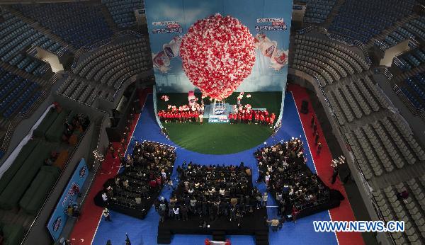 Photo taken on Dec. 5, 2010 shows helium balloon cluster that breaks the Guinness world record for the largest helium balloon cluster in Hangzhou, capital of east China&apos;s Zhejiang Province. The helium balloon cluster consisted of 20,000 helium balloons. [Xinhua]