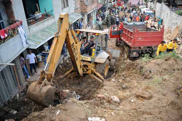 Police and residents dig at the site where a landslide buried dozens of homes in Bello, northwestern Colombia, Dec. 5, 2010. [Xinhua] 