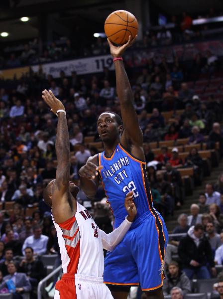 Oklahoma City Thunders' Jeff Green (R) jumps to shoot during the NBA game against Toronto Raptors at Air Canada Centre in Toronto, Canada, Dec. 3, 2010. Raptors won by 111-99. (Xinhua/Zou Zheng)