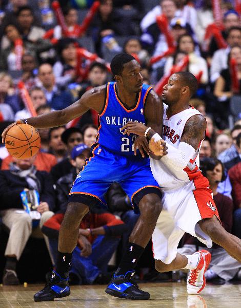 Oklahoma City Thunders' Jeff Green (L) drives the ball during the NBA game against Toronto Raptors at Air Canada Centre in Toronto, Canada, Dec. 3, 2010. Raptors won by 111-99. (Xinhua/Zou Zheng) 