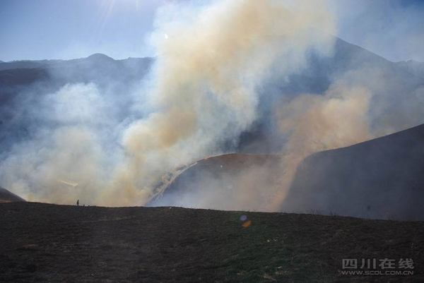 A spreading grassland fire in Daofu County, Tibetan Autonomous Prefecture of Garze, Sichuan Province, proved deadly when it trapped soldiers and local residents trying to put out the blaze. By Sunday night, at least 22 have been killed and three severely burned, local officials said.