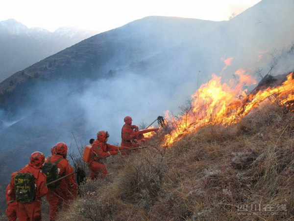 A spreading grassland fire in Daofu County, Tibetan Autonomous Prefecture of Garze, Sichuan Province, proved deadly when it trapped soldiers and local residents trying to put out the blaze. By Sunday night, at least 22 have been killed and three severely burned, local officials said.