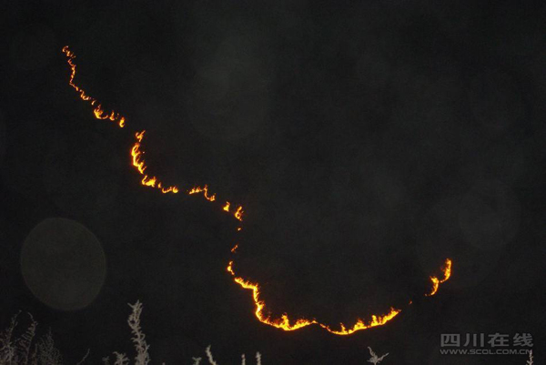 A spreading grassland fire in Daofu County, Tibetan Autonomous Prefecture of Garze, Sichuan Province, proved deadly when it trapped soldiers and local residents trying to put out the blaze. By Sunday night, at least 22 have been killed and three severely burned, local officials said.