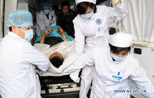 Paramedics transfer an injured man into a hospital in Chengdu, southwest China&apos;s Sichuan Province, Dec. 6, 2010. Four injured people in the wild fire in Daofu County have been transfered to the hospitals in Chengdu by helicopters to receive further medical treatment on Monday. [Xinhua]