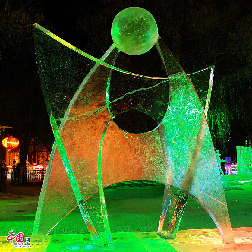 An ice lantern is seen in Zhaolin Park in Harbin, southeast China&apos;s Heilongjiang province. [China.com.cn]