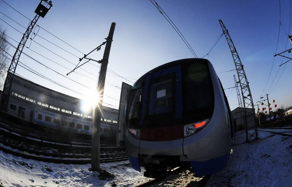 The first train for Hong Kong West Island Line rolls off the production line in Changchun, capital of northeast China's Jilin Province, December 6. Featuring several R&D innovations, the train's quality meets the world's highest standard. It was also the 1,000th subway train made by Changchun Railway Vehicles Co. [Xinhua]