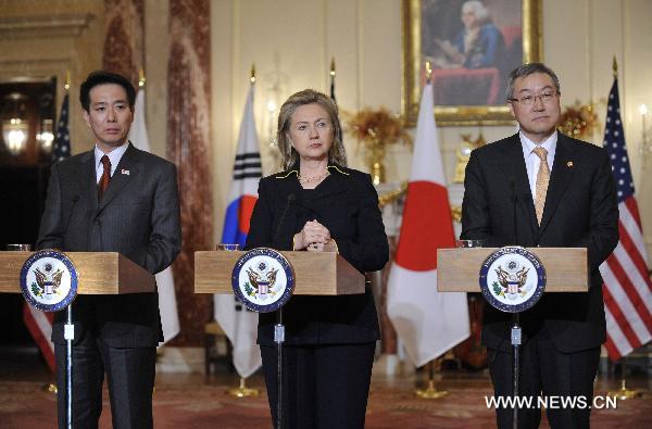 U.S. Secretary of State Hillary Clinton (C), South Korean Foreign Minister Kim Sung-hwan (R) and Japanese Foreign Minister Seiji Maehara attend a press conference after a trilateral meeting at the Department of State in Washington D.C., capital of the United States, Dec. 6, 2010. [Zhang Jun/Xinhua]