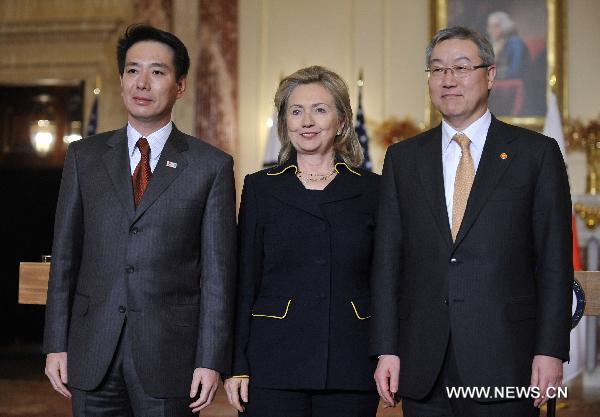 U.S. Secretary of State Hillary Clinton (C), South Korean Foreign Minister Kim Sung-hwan (R) and Japanese Foreign Minister Seiji Maehara pose for photos during a press conference after a trilateral meeting at the Department of State in Washington D.C., capital of the United States, Dec. 6, 2010. [Zhang Jun/Xinhua]