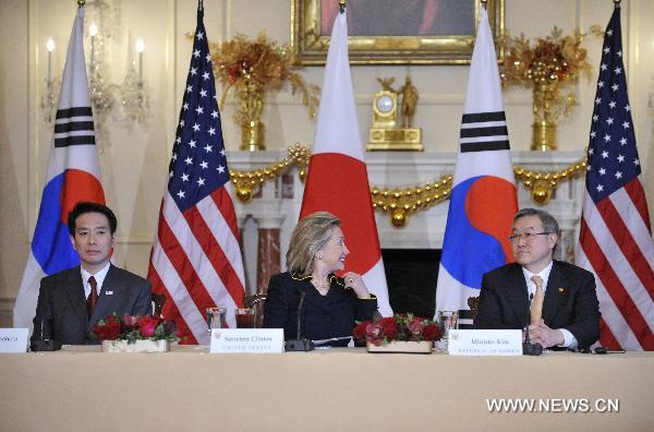 U.S. Secretary of State Hillary Clinton (C), South Korean Foreign Minister Kim Sung-hwan (R) and Japanese Foreign Minister Seiji Maehara attend a trilateral meeting at the Department of State in Washington D.C., Capital of the United States, Dec. 6, 2010. [Zhang Jun/Xinhua]