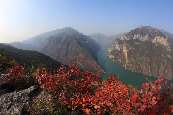 The photo taken on Dec. 4, 2010, shows the scenery of the Wuxia Gorge, upper stream of the Three Gorges Reservoir on the Yangtze River, in Chongqing, southwest China. [Xinhua/Wang Zhenkun]