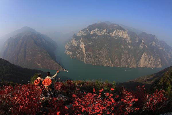 Local villagers view the scenery of the Qutangxia Gorge, upper stream of the Three Gorges Reservoir on the Yangtze River, in Chongqing, southwest China, Dec. 2, 2010. [Xinhua/Wang Zhenkun]