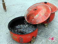 Located at the foot of Tanzhe Mountain in Mentougou district, Tanzhe Temple is one of the well known Buddhist temples in Beijing. The temple was built along the mountain contours. Most buildings in the temple were built in the Ming (1368-1644) and Qing (1644-1911) dynasties. There are also many pagodas from various dynasties such as the Jin (1115–1234) and Yuan (1279–1368). [Photo by Yu Jiaqi]