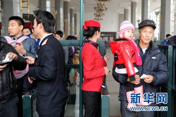 Passengers line up to get into the Beijing West Railway Station on December 1, 2010. A new regulation that took effect on Dec. 1 stipulates that passengers who want to take another train must make the change before the departure time on the ticket.