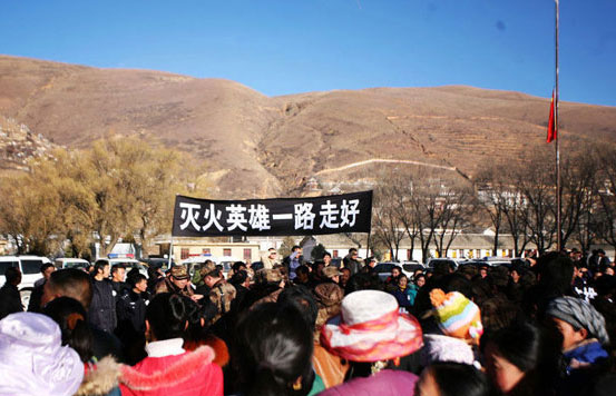 Thousands of people in Garze line up along the road to see off the firefighters who gave their lives putting out a wildfire on plateau grassland in Dawu county, Southwest China&apos;s Sichuan province, Dec 6, 2010.[Xinhua]