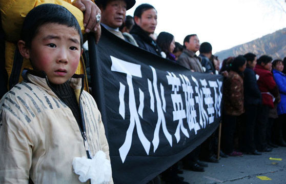 Thousands of people in Garze line up along the road to see off the firefighters who gave their lives putting out a wildfire on plateau grassland in Dawu county, Southwest China&apos;s Sichuan province, Dec 6, 2010.[Xinhua]