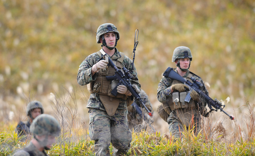 U.S. Marines attend a mock battle during ground medical-aid training in Kirishima Training Area in southern Japan&apos;s Miyazaki Prefecture, Dec. 7, 2010. [Xinhua]