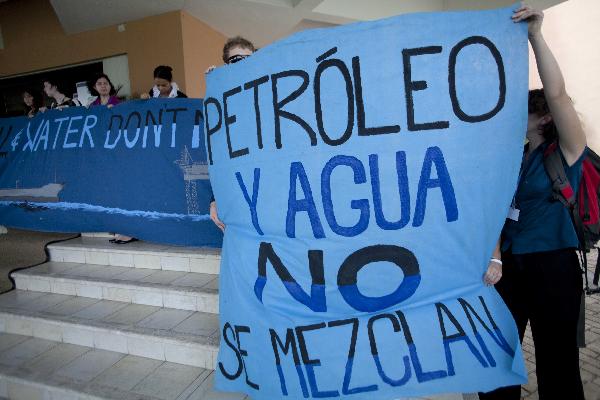 Canadian activists hold a banner during a rally outside the United Nations Climate Change Conference in Cancun, Mexico, on Dec. 6, 2010.[Xinhua]