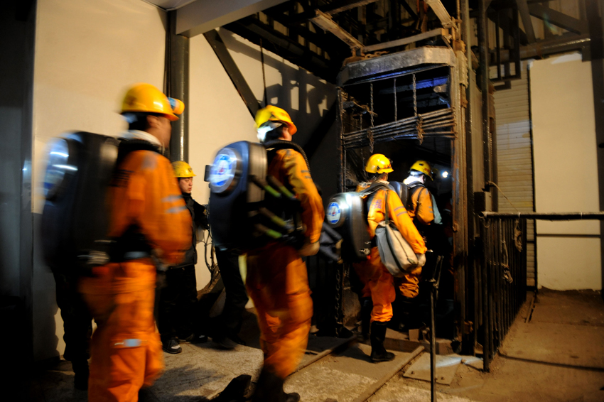 26 people were confirmed dead after a gas explosion at a coal mine in central China&apos;s Henan Province, the local work safety chief said on Dec. 13, 2010. The accident occurred at 7:40 p.m. Tuesday at a pit of Juyuan Coal Industry Company in Mianchi County, Sanmenxia City, about 300 kilometers from the provincial capital of Zhengzhou. [Xinhua]