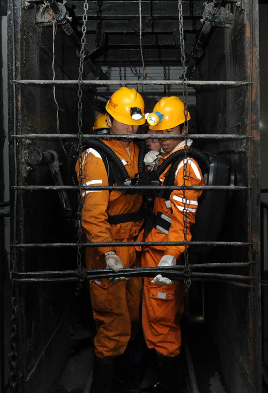 26 people were confirmed dead after a gas explosion at a coal mine in central China&apos;s Henan Province, the local work safety chief said on Dec. 13, 2010. The accident occurred at 7:40 p.m. Tuesday at a pit of Juyuan Coal Industry Company in Mianchi County, Sanmenxia City, about 300 kilometers from the provincial capital of Zhengzhou. [Xinhua]