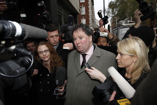 Julian Assange&apos;s lawyer Mark Stephens is questioned by journalists as he arrives at Westminster Magistrates court, in central London Dec 7, 2010. [China Daily/Agencies]