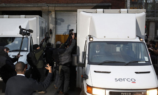 Photographers hold cameras to the windows of a prison van believed to be carrying WikiLeaks founder Julian Assange as it leaves Westminster Magistrates court, in central London Dec 7, 2010. [China Daily/Agencies]