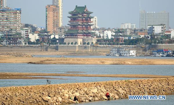 A part of riverbed of the Ganjiang River is seen in Nanchang, east China's Jiangxi Province, Dec. 7, 2010. Water levels of main rivers and lakes in Jiangxi continuously dropped due to the rainfall decrease which happened since late October. About 230 thousand residents in the range of the province, especially in the cities along the Ganjiang River such as Nanchang, Fengcheng, Zhangshu, are suffering from the lack of drinking water. 