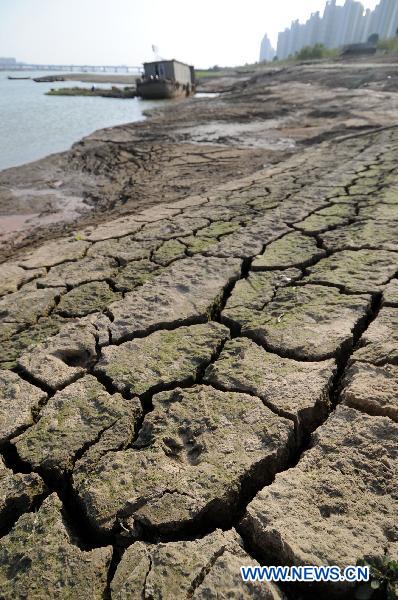 A part of dried riverbed of the Ganjiang River is seen in Nanchang, east China's Jiangxi Province, Dec. 7, 2010. Water levels of main rivers and lakes in Jiangxi continuously dropped due to the rainfall decrease which happened since late October. About 230 thousand residents in the range of the province, especially in the cities along the Ganjiang River such as Nanchang, Fengcheng, Zhangshu, are suffering from the lack of drinking water. 